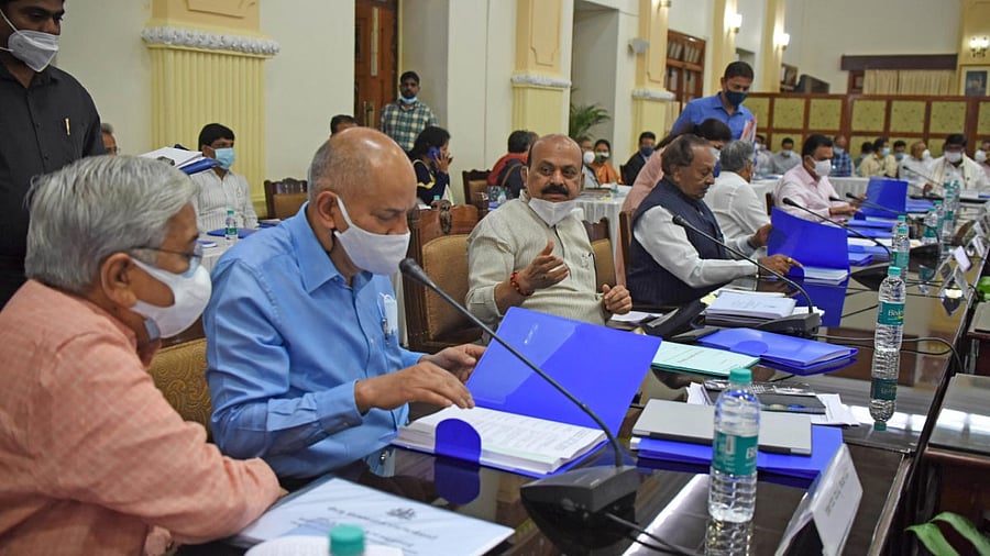 Chief Minister Basavaraj Bommai chairs a meeting with ZP CEOs in Vidhana Soudha on Thursday. Ministers Govind Karjol, K S Eshwarappa and V Somanna and Chief Secretary P Ravi Kumar are also seen. Credit: DH Photo/Pushkar V
