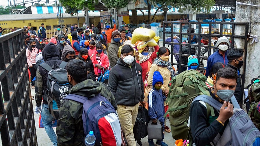 A crowd of passengers at Hatia railway station, amid concern over rising Omicron cases, in Ranchi. Credit: PTI Photo