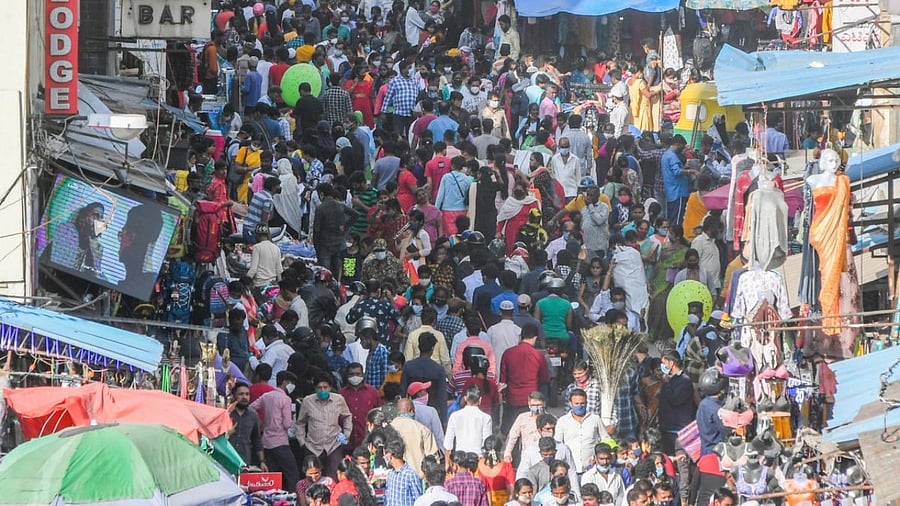 No Covid norms: Heavy rush at Avenue Road in Bengaluru on Sunday. Credit: DH Photo/S K Dinesh