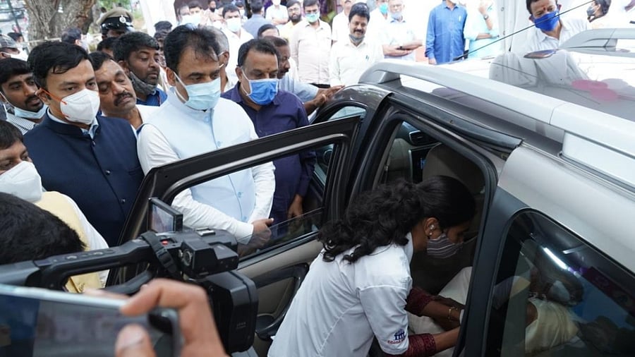 A 24X7 drive-in vaccination centre in Malleswaram. Credit: DH Photo