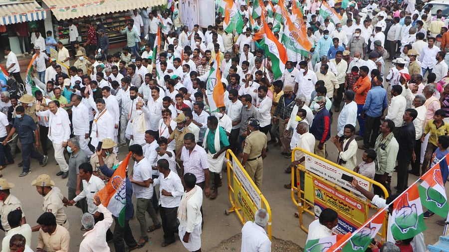 Leader of Opposition in Assembly Siddaramaiah and KPCC president D K Shivakumar lead a large number of party workers at an awareness rally for Mekedatu project, in Chamarajanagar on Sunday. Credit: DH Photo