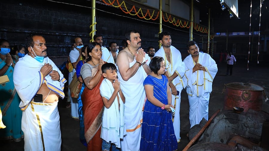 Energy Minister V Sunil Kumar offering prayers at Kukke Subrahmanya Temple. Credit: Special Arrangement
