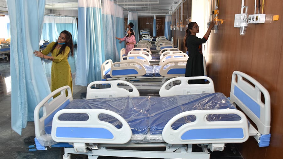 Health workers check oxygen devices inside a Covid-19 isolation ward to treat patients infected with the Omicron variant, at Mahalakshmi Layout in Bengaluru on Tuesday. Credit: DH Photo