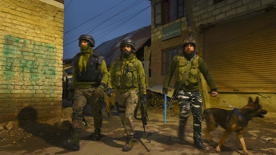 Security personnel arrive at the site of an encounter with militants at Gusoo village on the outskirts of Srinagar. Credit: PTI Photo