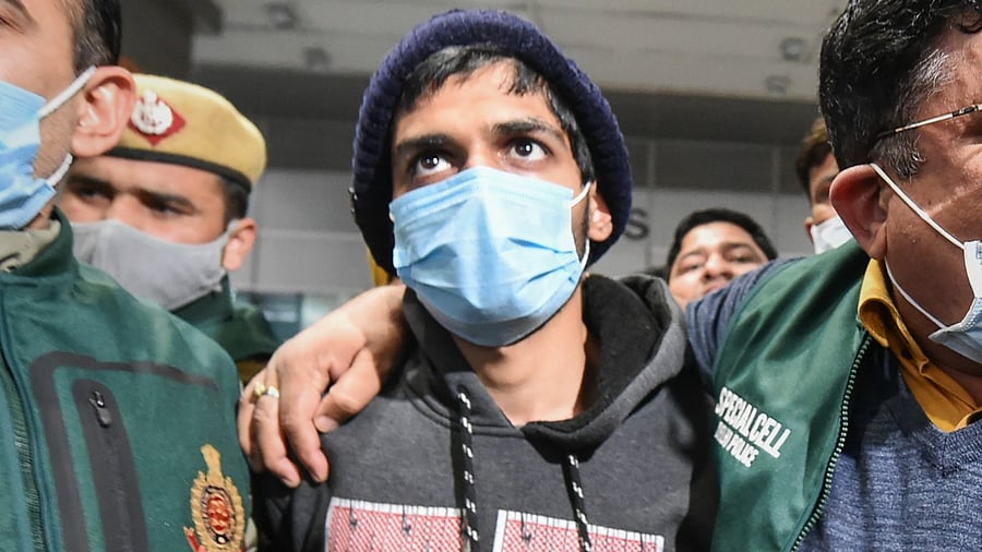 Delhi Police Special Cell's IFSO team escorts 'Bulli Bai' app case main conspirator Neeraj Bishnoi. Credit: PTI Photo