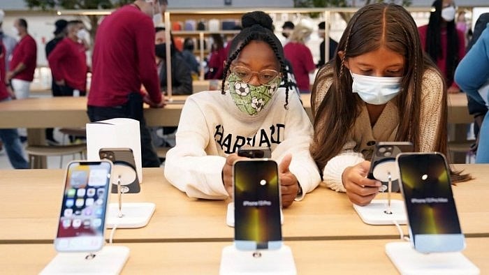 Display analyst Ross Young previously said that Apple is working on a new 4.7-inch iPhone SE with 5G connectivity for launch in 2022. Credit: AP Photo