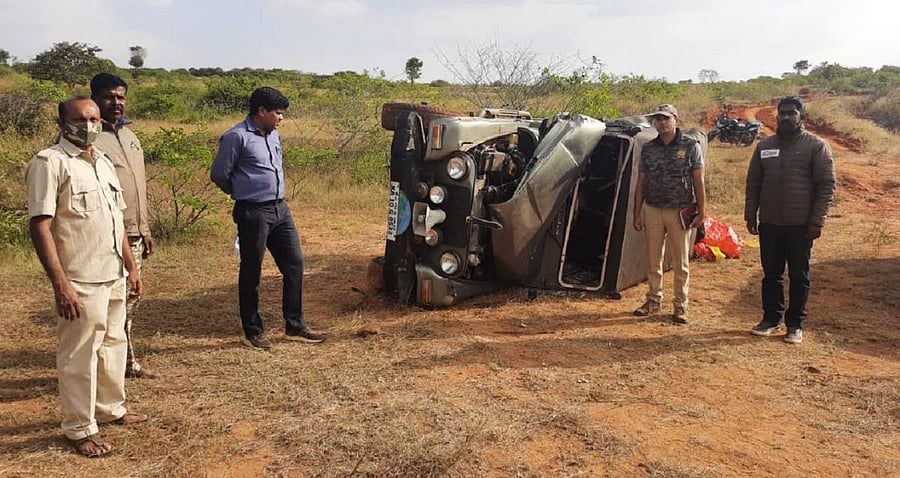 Forest department officials inspect the jeep damaged by the wild jumbo at Bandipur forests in Gundlupet taluk. Credit: DH Photo
