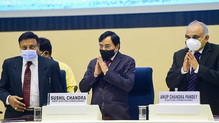 Chief Election Commissioner Sushil Chandra flanked by Election Commissioners Rajeev Kumar (L) and Anoop Chandra Pandey (R). Credit: PTI Photo
