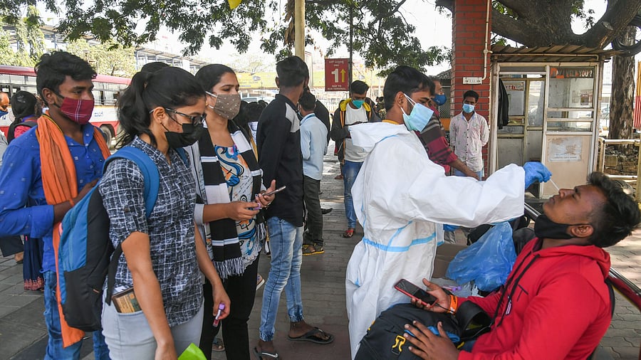 Of the 305 Omicron cases in Bengaluru, 95 are in institutional isolation while 177 are in home isolation. Only 33 have recovered as per the health department data. Credit: DH File Photo