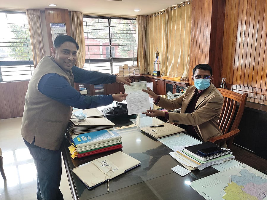 UPCL President Kishore Alva hands over a DD for 78.18 lakh to Deputy Commissioner M Kurma Rao in Udupi.