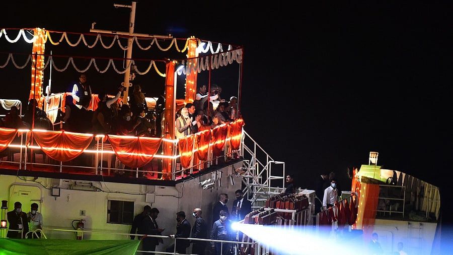 Modi (C) watches the evening 'Aarti' ritual at Dashashwamedh Ghat. Credit: AFP Photo