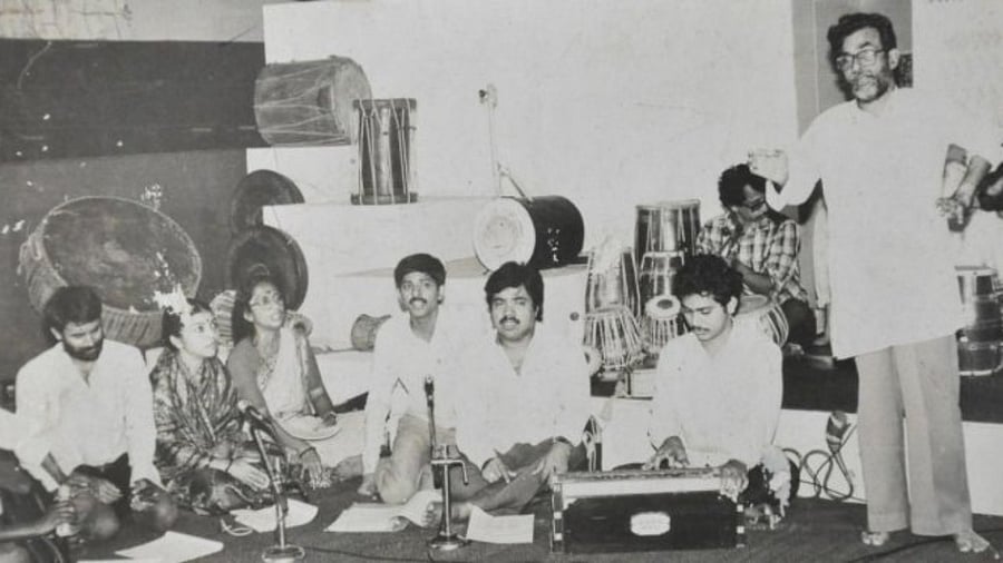B V Karanth, Basavalingayya Hiremath and other artistes at a Rangasangeetha event in Bhopal. Credit: DH File Photo