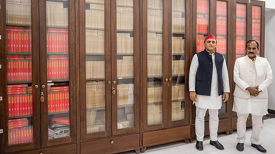 Samajwadi Party chief Akhilesh Yadav welcomes former BSP MP Dara Singh Chauhan into the party, in Lucknow. Credit: PTI Photo