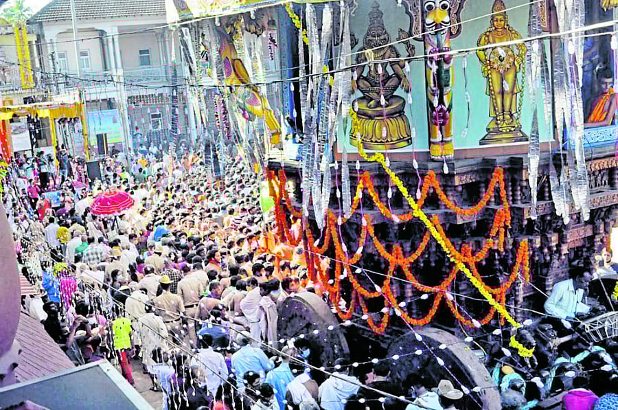 A large number of devotees took part in the Bramharathotsava held as a part of Choornotsava at Sri Krishna Temple in Udupi on Saturday.