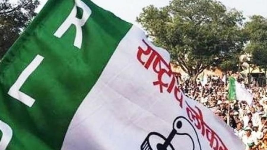 Several party workers, led by state president of Rashtriya Jat Mahasangh Rohit Jakhad, staged a protest at the statue of late Chaudhary Charan Singh in Meerut. Credit: IANS Photo