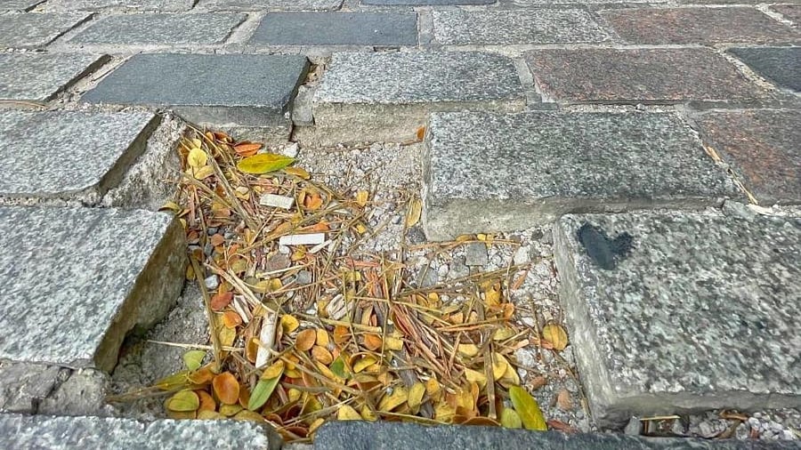 Several cobblestones come apart on Church Street in Bengaluru. Credit: DH Photo