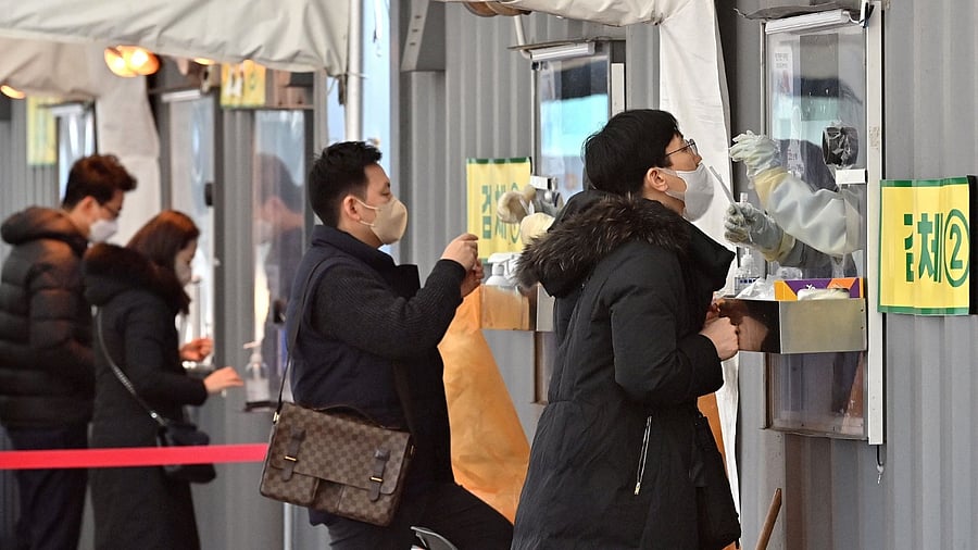 Initial evidence suggests that Omicron may be more prevalent in the throat than previous variants, which tend to replicate in the nose. Credit: AFP Photo