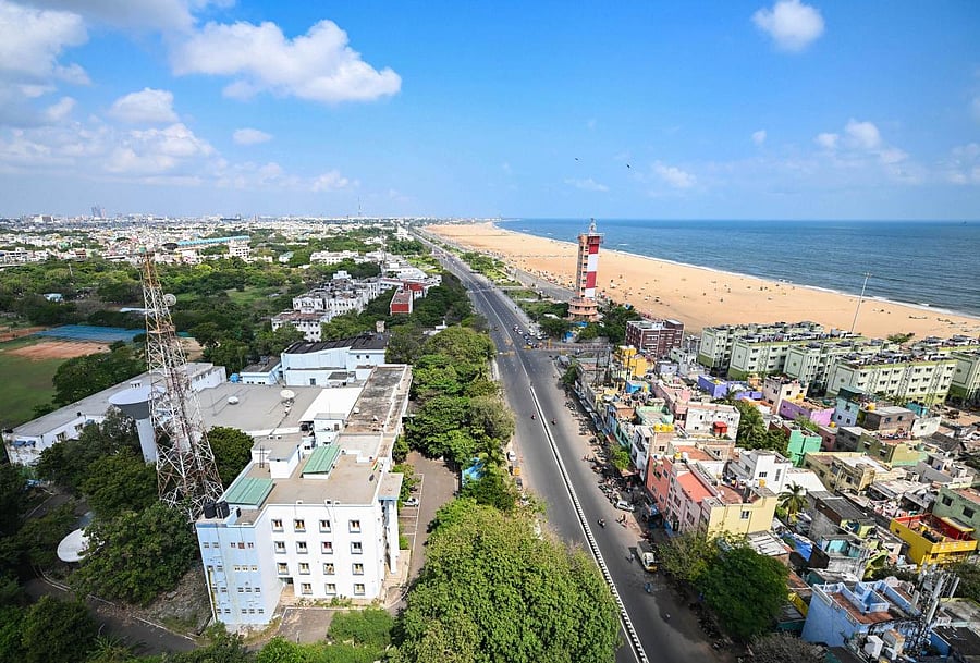 Chennai: Kamarajar Salai locality wears a deserted look during full lockdown imposed by Tamil Nadu government to curb the spread of COVID-19, near Marina beach in Chennai, Sunday, Jan. 9, 2022. (PTI Photo/ R Senthil Kumar) (PTI01_09_2022_000113A)