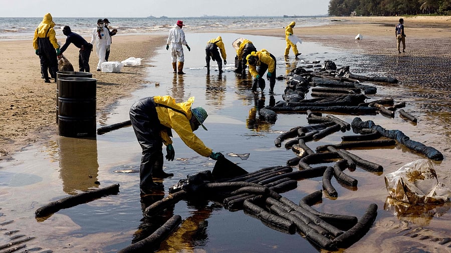 Workers clean up crude oil on Mae Ram Phueng beach following a spill caused by a leak in an undersea pipeline owned by Star Petroleum Refining Public Company Limited (SPRC) in Rayong. Credit: AFP Photo