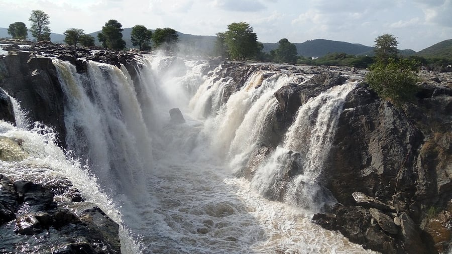 Geographically, Karnataka says, Hogenakkal is a 64-km region that covers both sides of the border. Apparently, the Survey of India has not finalised the border along Hogenakkal. Credit: DH File Photo