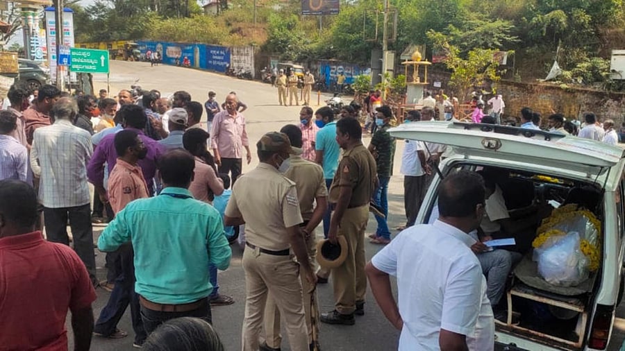 Family members and locals stage a protest by placing the body of Vijeth in Sringeri on Sunday. Credit: DH Photo