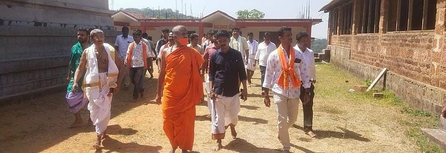 Udupi Pejawar Mutt seer Vishwaprasanna Theertha Swami visited Karinjeshwara Temple in Bantwal.