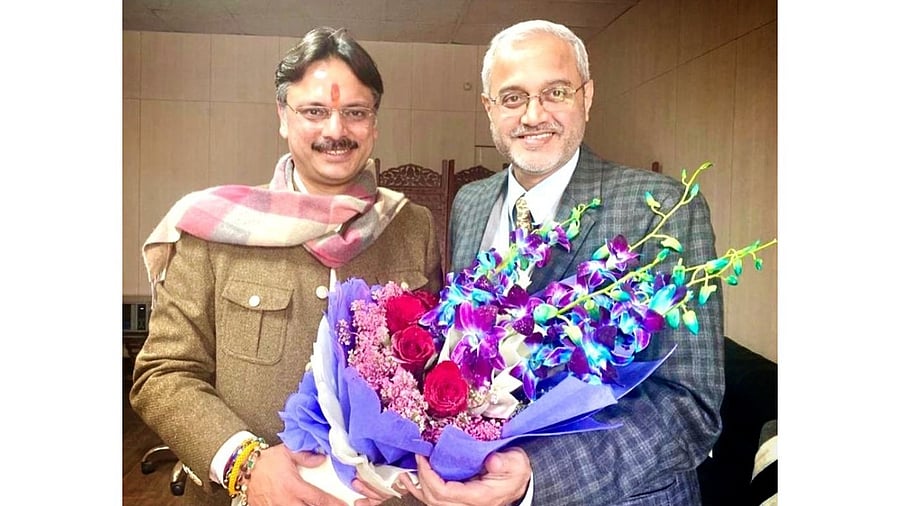 Rajeshwar Singh (L) with Vivek Wadekar IRS. Credit: Twitter/ @RajeshwarS73