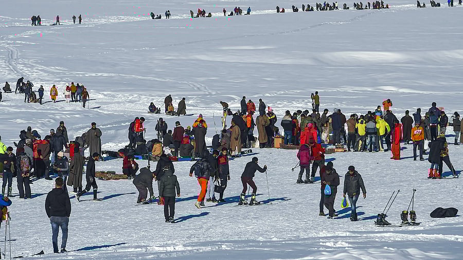 While 1.42 lakh tourists visited Kashmir in December, the number has come down to 35,000 in January. Credit: PTI Photo
