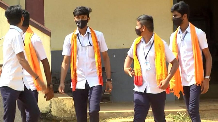 Students come to government PU college wearing saffron shawls in Kundapur, Udupi district on Wednesday. Credit: Special arrangement