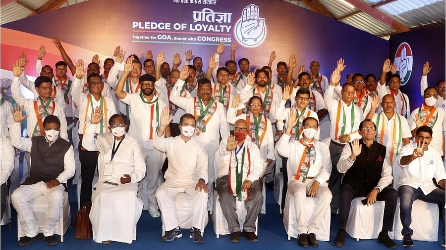 Congress candidates for the Goa Assembly elections take a pledge of loyalty in the presence of Congress leaders Rahul Gandhi, P. Chidambaram and others. Credit: IANS Photo