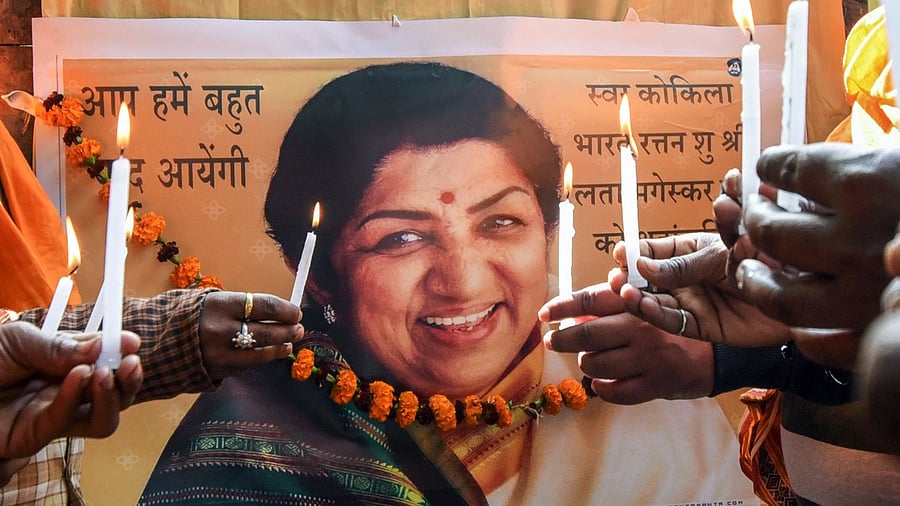 People light candles to pay tribute to veteran singer Lata Mangeshkar. Credit: PTI Photo