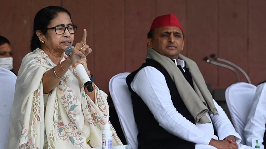 West Bengal CM Mamata Banerjee with Samajwadi Party president Akhilesh Yadav during press conference ahead of the Uttar Pradesh assembly elections, in Lucknow. Credit: IANS Photo