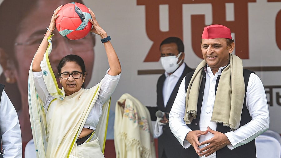 Mamata Banerjee and Akhilesh Yadav address a rally. Credit: PTI Photo