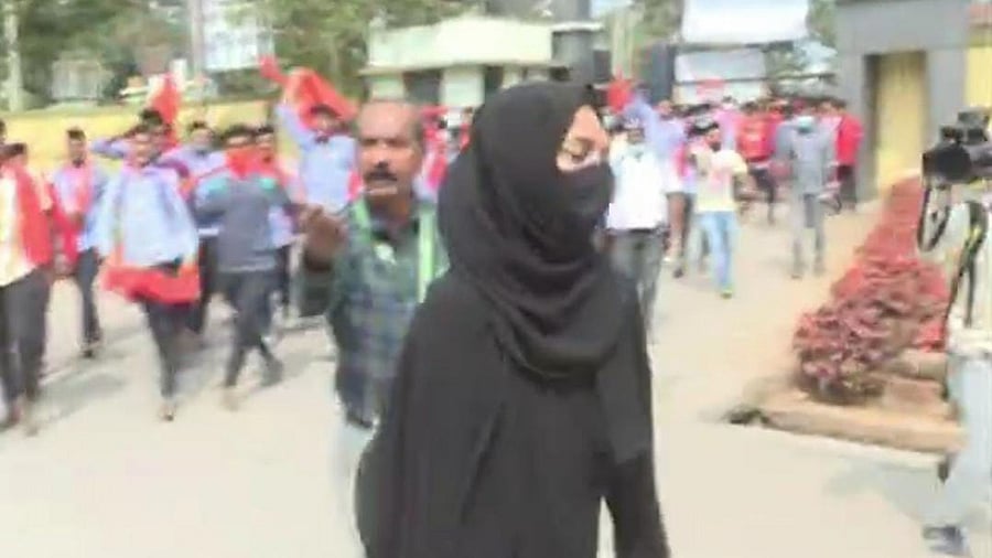 In its statement, the Muslim Rashtriya Manch said that Hindu culture teaches respect of women and those who chanted 'Jai Shri Ram' and tried to terrorise the girl were wrong. Credit: DH File Photo