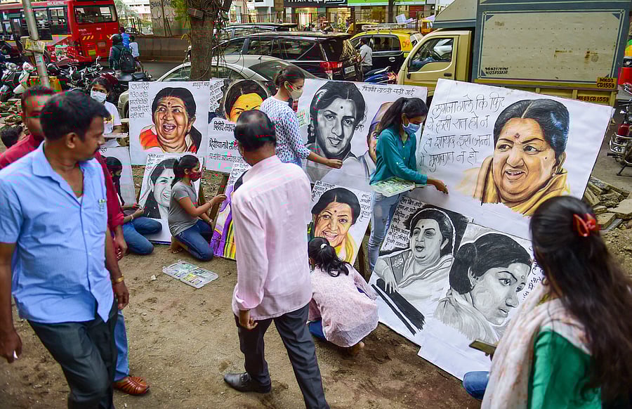 Students from the Gurukul art school make paintings to pay tribute to Bharat Ratna Lata Mangeshkar, in Mumbai, Tuesday, February 8, 2022. Lata Mangeshkar passed away at Breach Candy hospital in Mumbai on Sunday. Credit: PTI File Photo