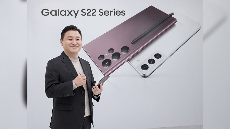 TM Roh, President and Head of Samsung Electronics’ MX (Mobile eXperience) Business unveiled Samsung Galaxy S22 series. Credit: Samsung 