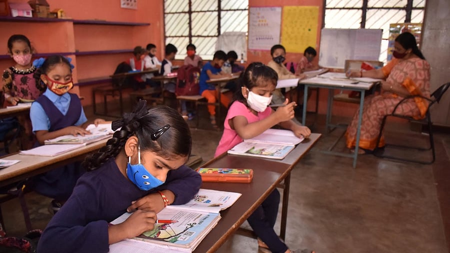 Students attend offline classes at a government school in Nagashettyhalli. Credit: DH Photo