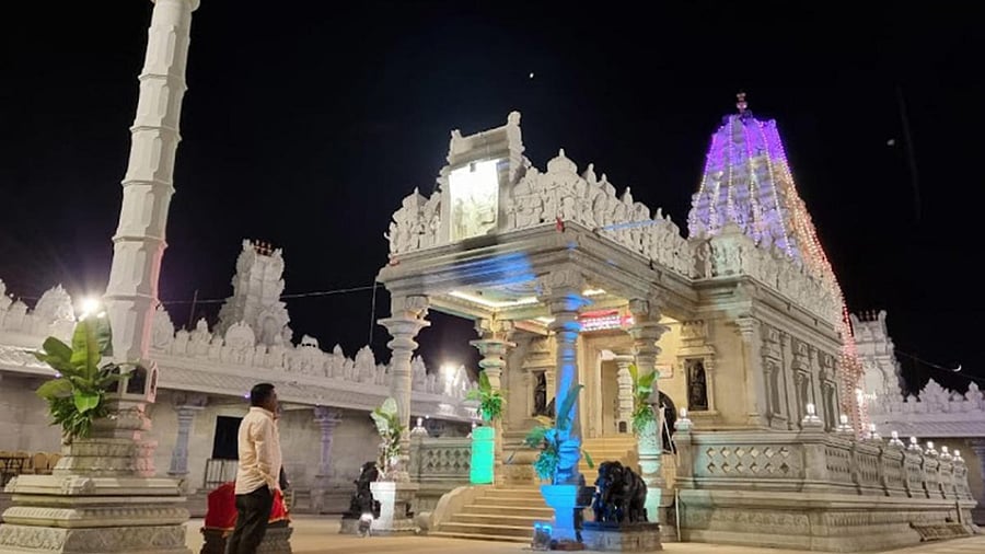 The police issued notices to Dodda Ganapathi temple in Basavanagudi, Timmaraya Swami temple in Bettadasanapura, Bengaluru and other Hindu shrines citing pollution norms. Credit: DH Photo