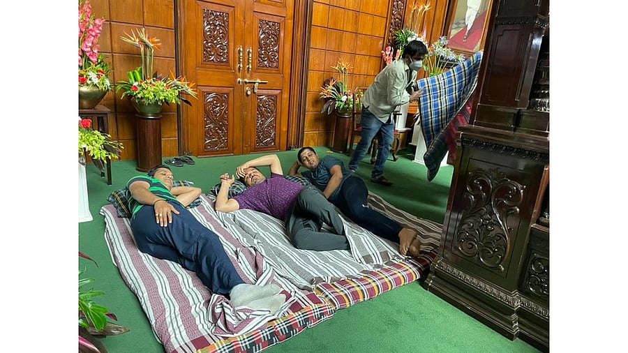Legislators seen sleeping inside the Karnataka Assembly. Credit: Special Arrangement