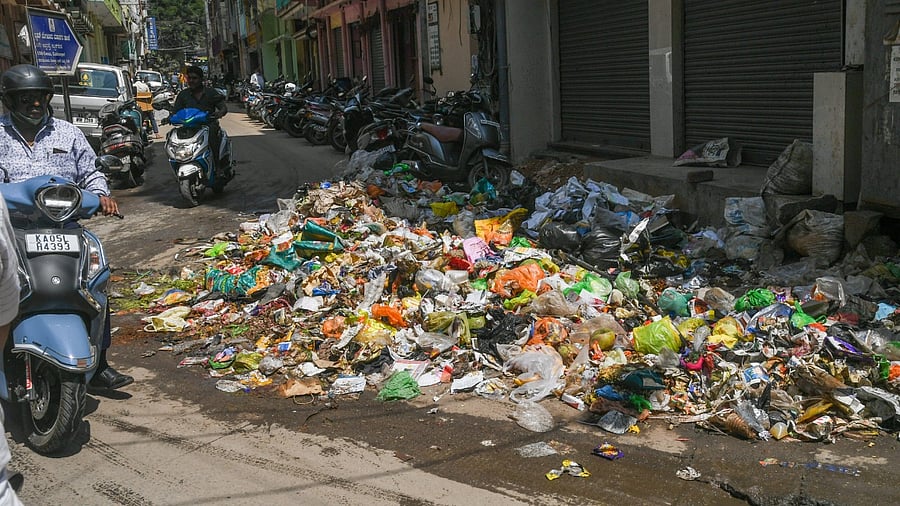 clear heavy garbage abstracting people and vehicle movement at Cubbon pet Main Road and various place garbage is not clear, due to garbage disposal contractors protest. Credit: DH Photo