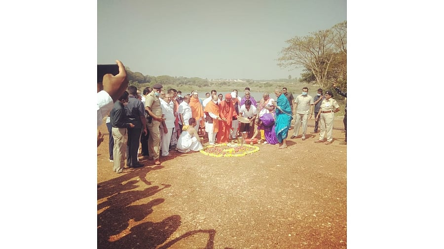 Chief Minister Basavaraj Bommai performing religious rituals on the the bank of Tungabhadra river after laying foundation stone for yoga mantap project in Harihar on Sunday. Credit: DH Photo