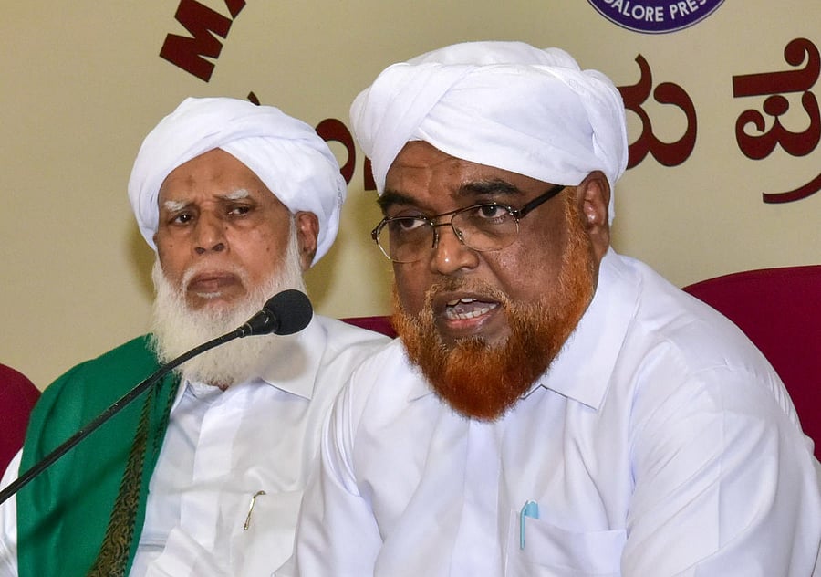 Sunni Jam-Iyyathul Ulama Central Committee Secretary S P Hamza Sakhafi speaks to reporters in Mangaluru on Tuesday. Udupi Khazi M Abdul Hameed Musliyar Mani looks on. DH Photo