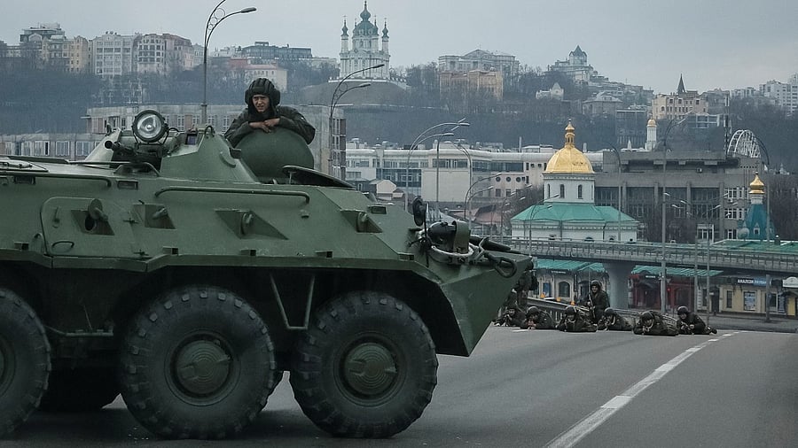 Servicemen of the Ukrainian National Guard take positions in central Kyiv. Credit: Reuters photo