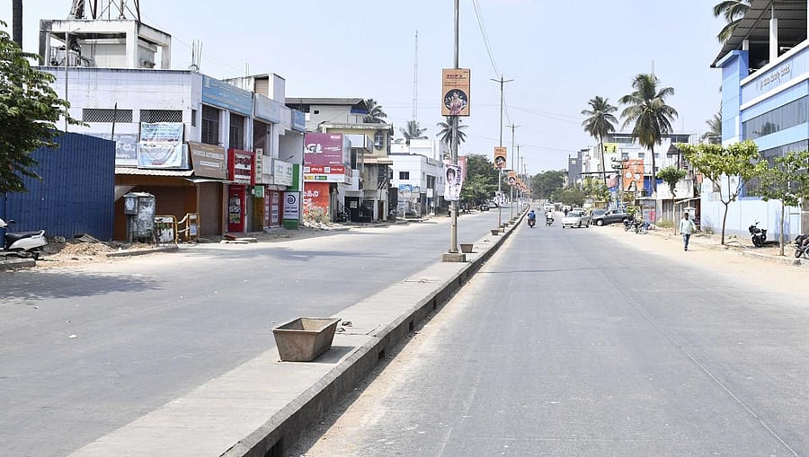 Deserted Shivamogga city. Credit: DH Photo
