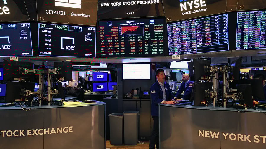 Traders work on the floor of the New York Stock Exchange (NYSE). Credit: AFP Photo