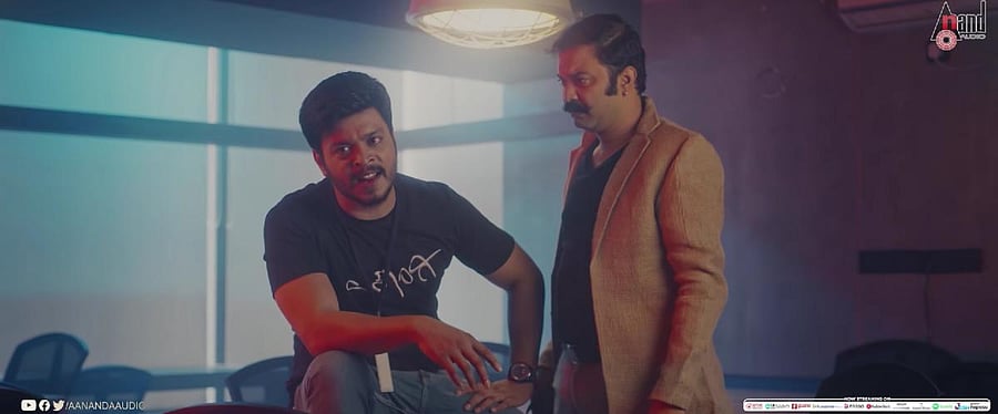 MG Srinivas excels as actor-director in ‘Old Monk’.