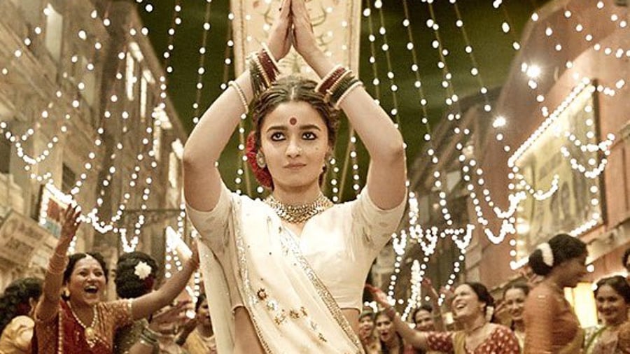 Alia Bhatt in a still from 'Gangubai Kathiawadi'. Credit: Twitter/@taran_adarsh