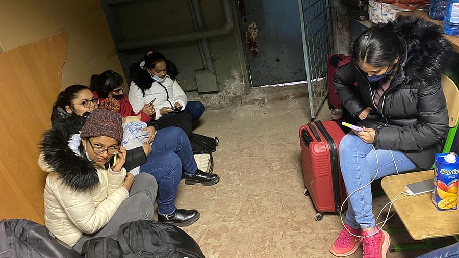 Indian students stuck in bunkers. Credit: DH Photo
