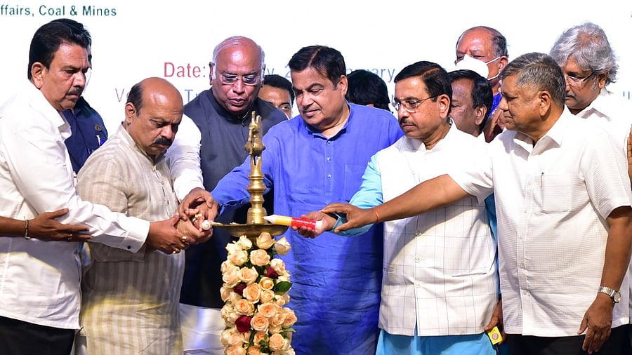 Union Road Transport & Highways Minister Nitin Gadkari lights the lamp to mark the foundation stone laying and inauguration of national highway projects, in Hubballi. Credit: DH Photo