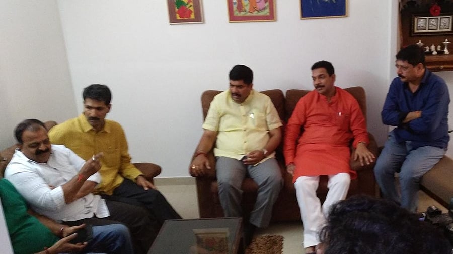 M P Nalin Kumar Kateel visits family members of the student Sakshi Sudhakar in Bejai. Credit: DHNS Photo